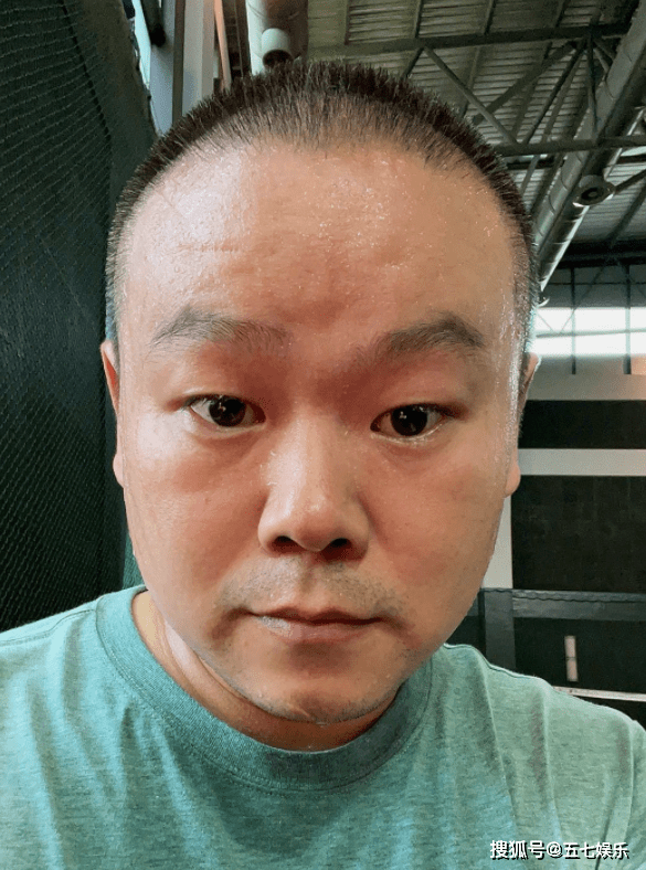 37岁岳云鹏晒健身照：鬓角泛白、脸部消瘦，眼神无光引担忧