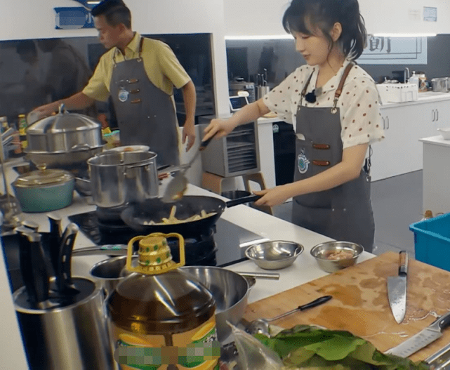 中餐厅的团宠李浩菲，不会因为年龄就偷懒，反倒是眼里有活