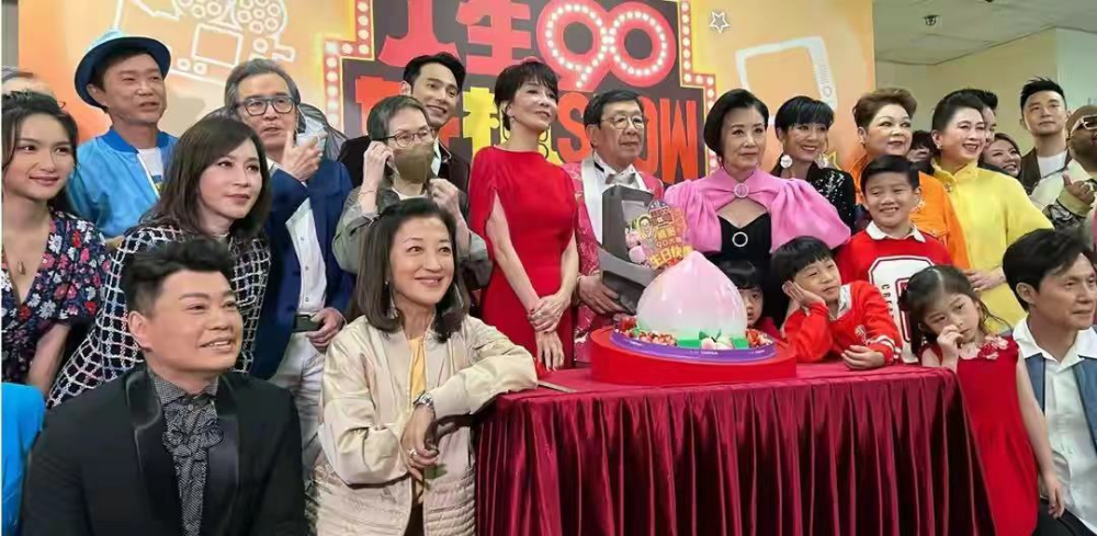 56岁林忆莲罕见露面为干爹送祝福，戴着黑框眼镜模样显年轻