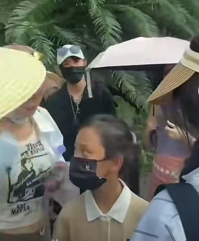 李小璐带甜馨去云南游玩，皮肤白皙站在人群中很抢眼