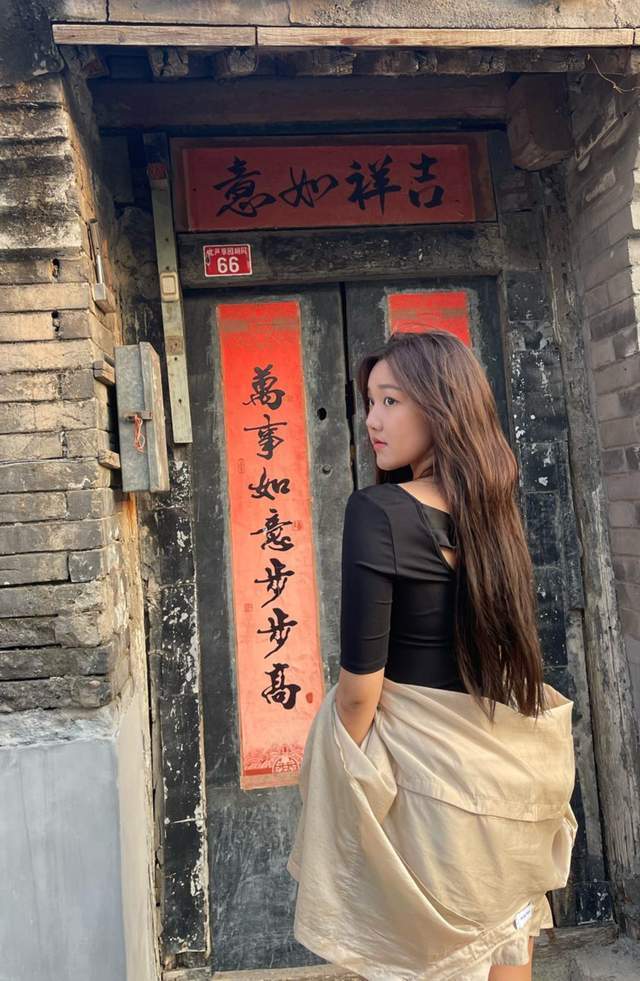 李静与女儿罕见同框，18岁黄沐尔身材丰满抢眼