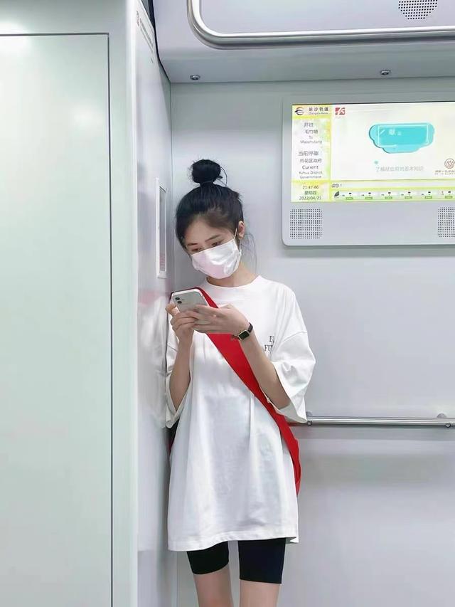 牛仔短裤哪有鲨鱼裤“香”？码住这件，省时省力还能凹出漫画腿！