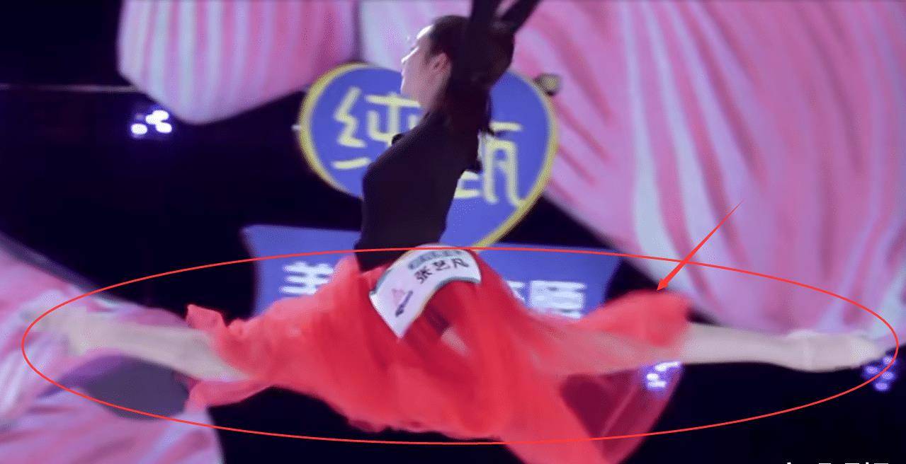 《创造营2022》张艺凡把红纱裙扔掉，一个动作引全场欢呼！