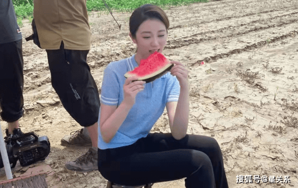 知名央视主持人坐在田间地头上吃西瓜你见过吗？网友：真接地气