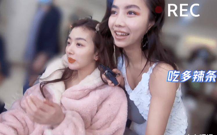《青春有你2》学员拍摄杂志花絮，孔雪儿妆容“妖魔化”