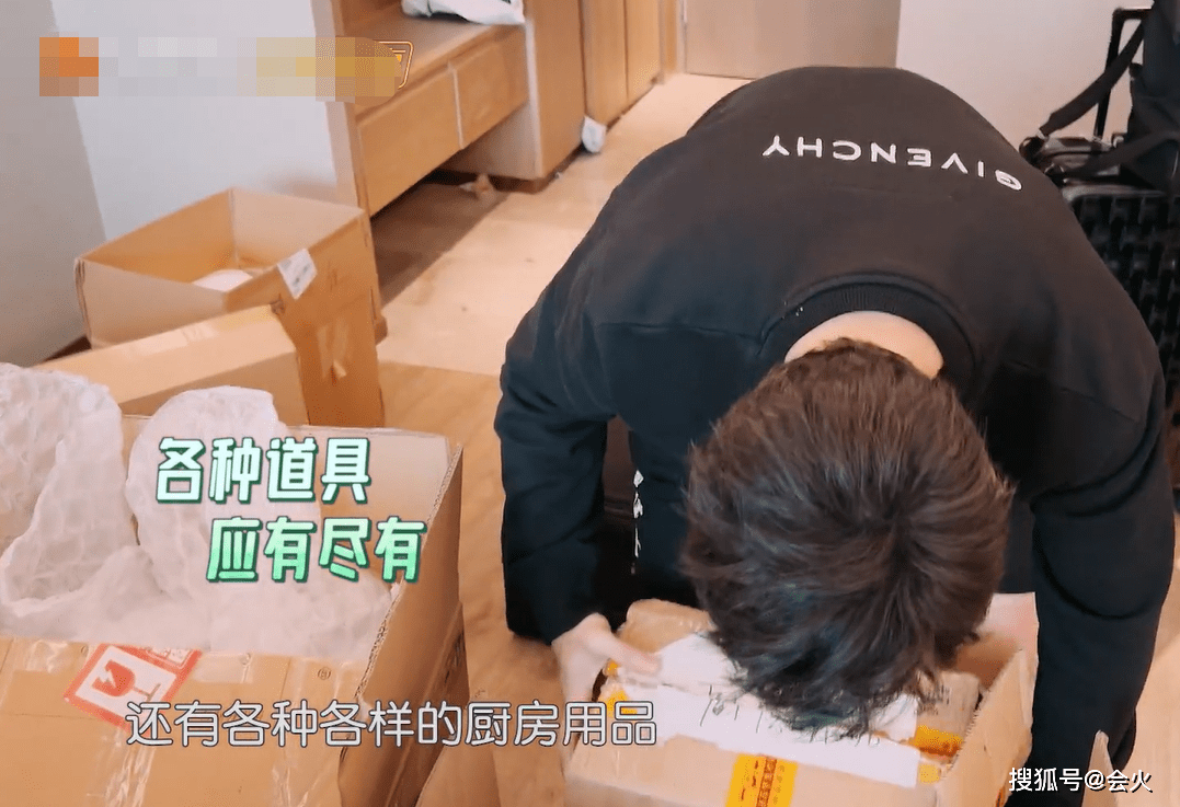 黄晓明为新一季节目所准备的“必备品”，满满一地旧纸盒