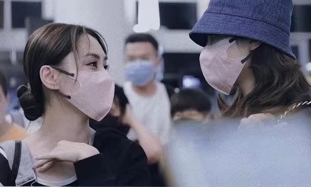 蔡卓妍和钟欣潼隔着口罩亲亲的举动，画面太美了