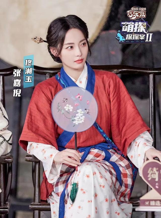 婚后被老公宠成公主，“佟湘玉”造型美呆众人，不愧是琼瑶女郎