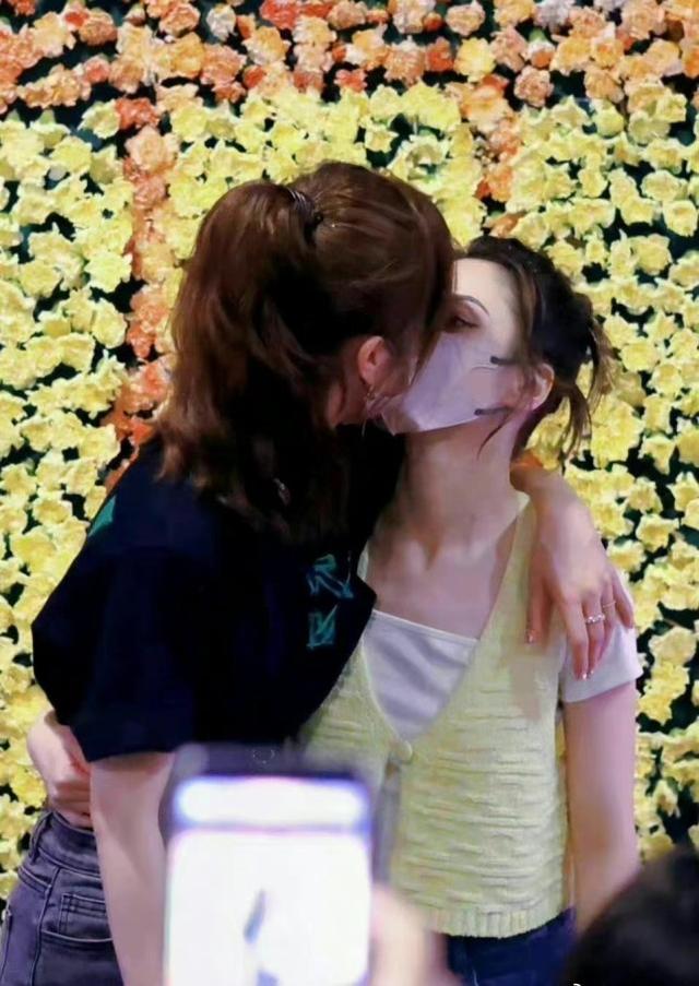 蔡卓妍和钟欣潼隔着口罩亲亲的举动，画面太美了