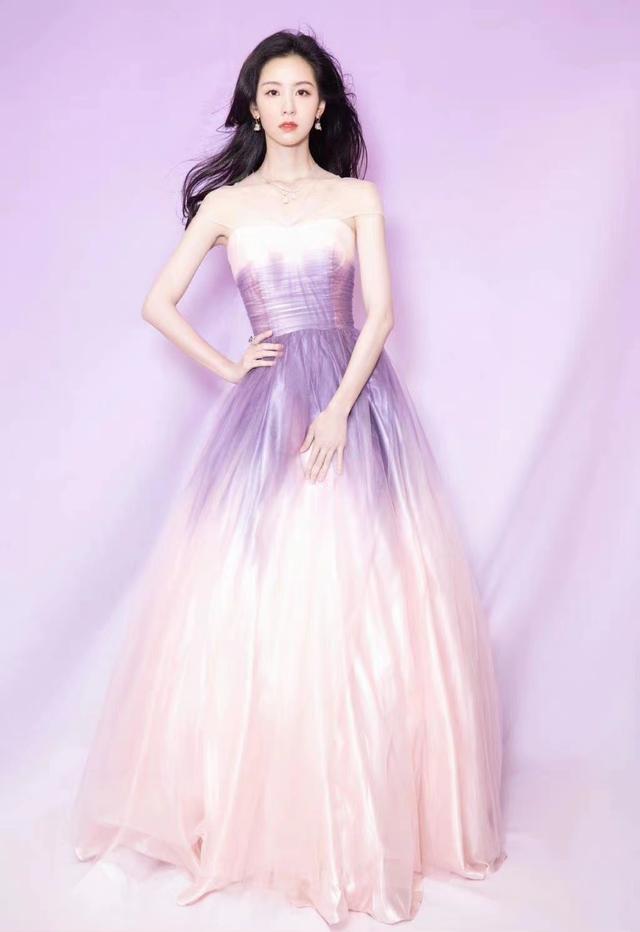 陈都灵好适合大波浪，紫色唯美礼服裙甜美温柔，不愧是南航校花