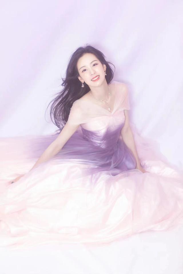 陈都灵好适合大波浪，紫色唯美礼服裙甜美温柔，不愧是南航校花