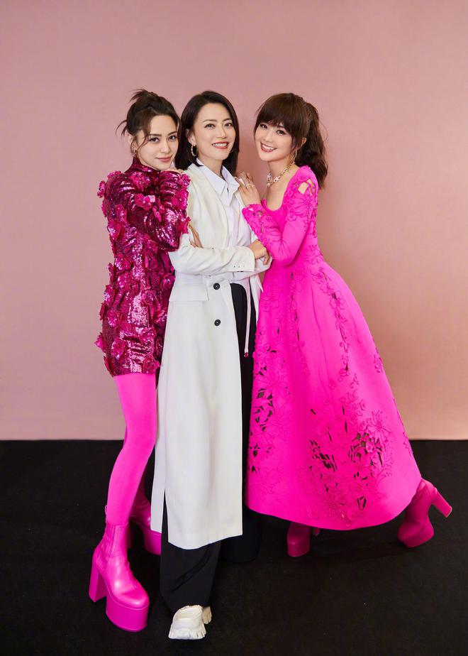 Twins经纪人霍汶希恭喜钟欣潼和蔡卓妍在《乘风破浪》成团