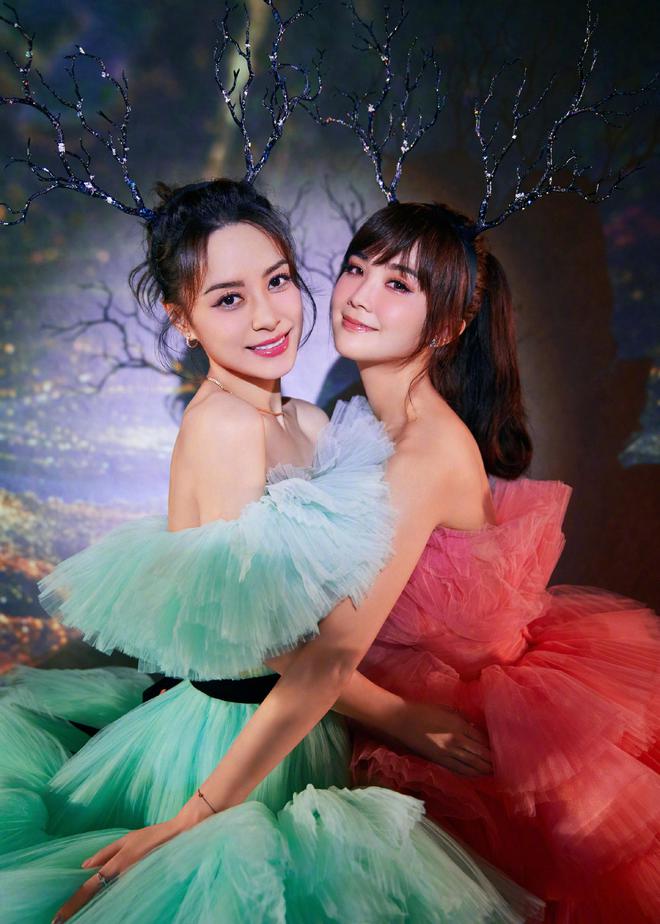 Twins经纪人霍汶希恭喜钟欣潼和蔡卓妍在《乘风破浪》成团