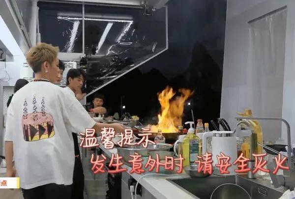 《中餐厅》赵丽颖待遇下滑，被黄晓明暗示去干活，被拉去刷碗