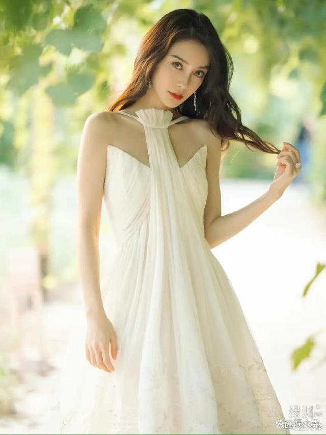 摄影师对杨颖说：“你这白色仙女裙太过分了，都美到心坎上了！”