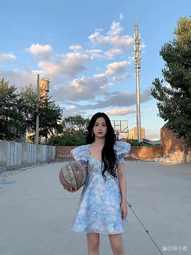 摄影师对虞书欣说：“穿这么短的连衣裙打篮球不合适吧！”