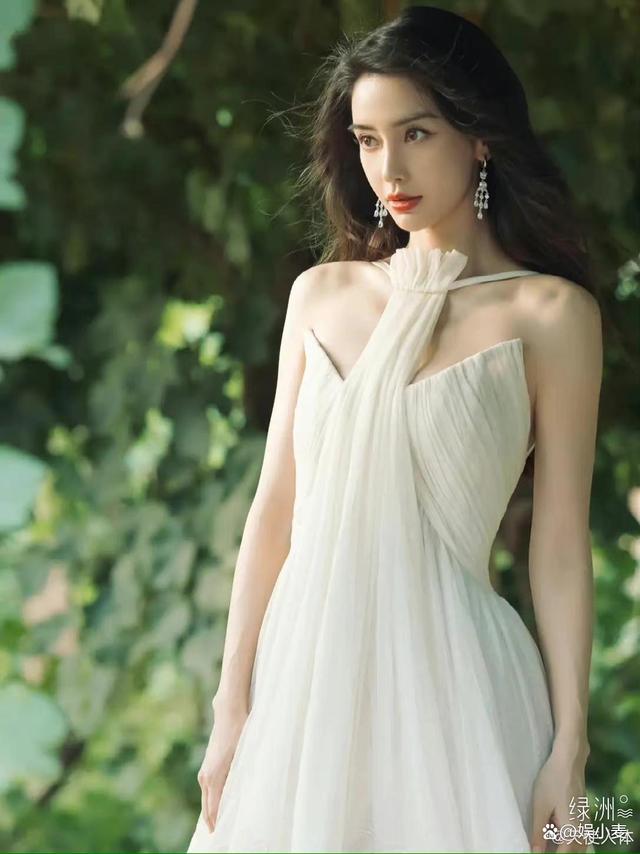 摄影师对杨颖说：“你这白色仙女裙太过分了，都美到心坎上了！”
