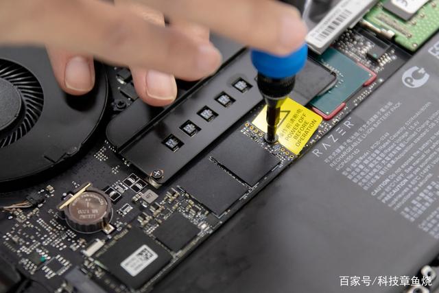 笔记本电脑如何拆开固态硬盘？