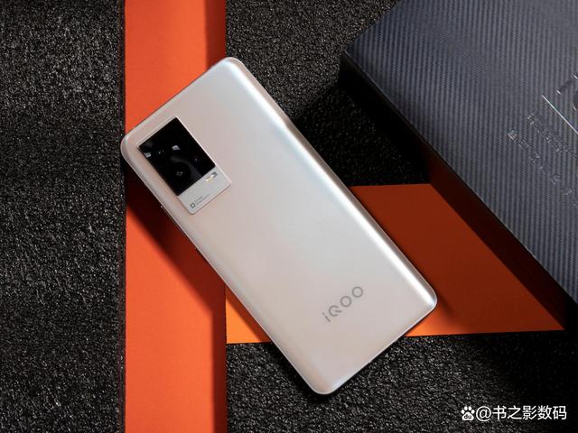 vivoiqoo8降到2459元，质感相机差距最大