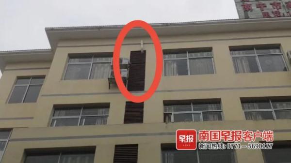 马蜂窝挂在5楼外墙，消防员用编织袋摘下
