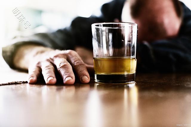 如果有4种饮酒情形，你已成为“酗酒者”，建议看看