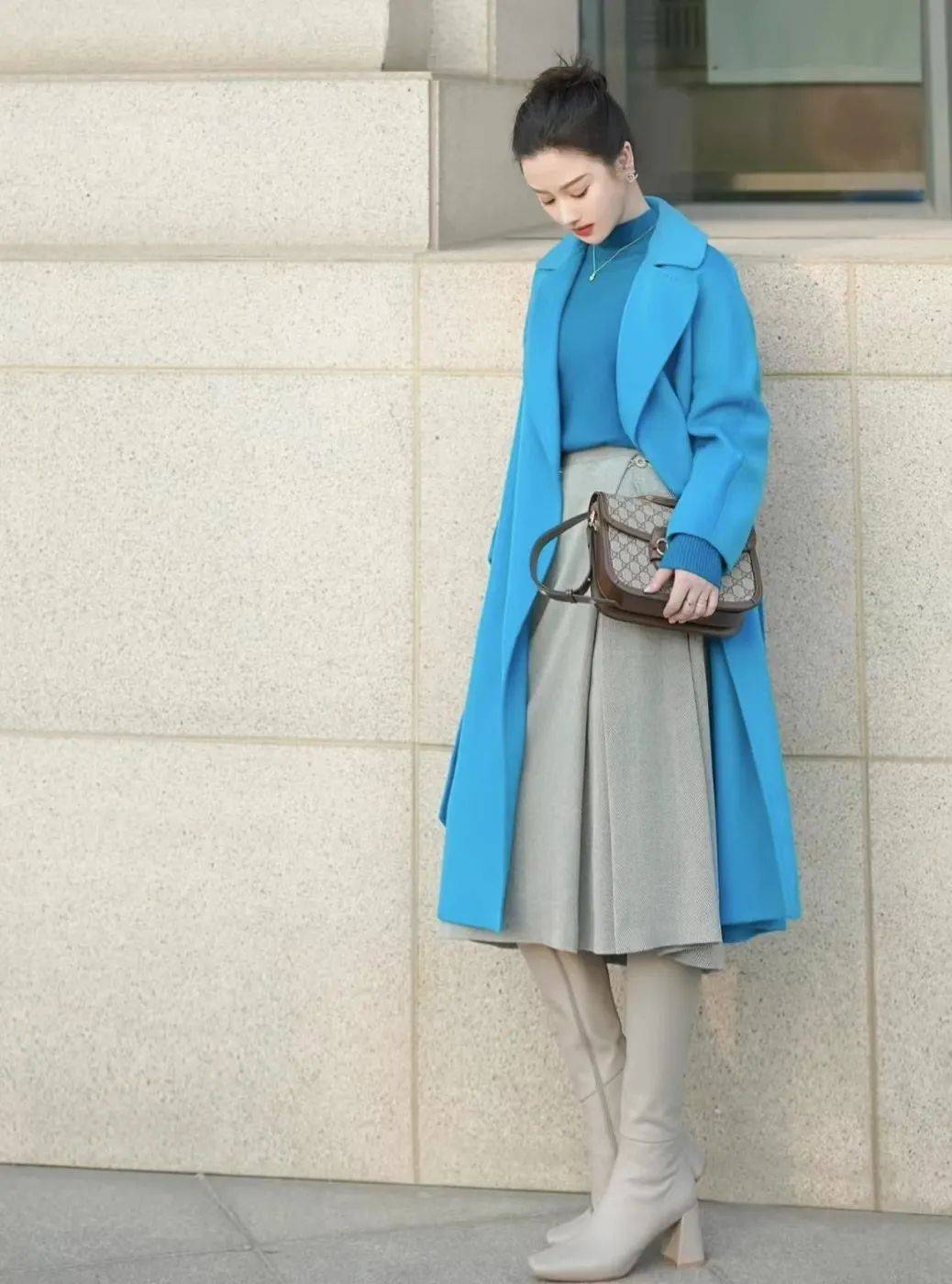 灰色大衣+蓝色半身裙，冬天穿最显高级感_龙翼神风新闻网
