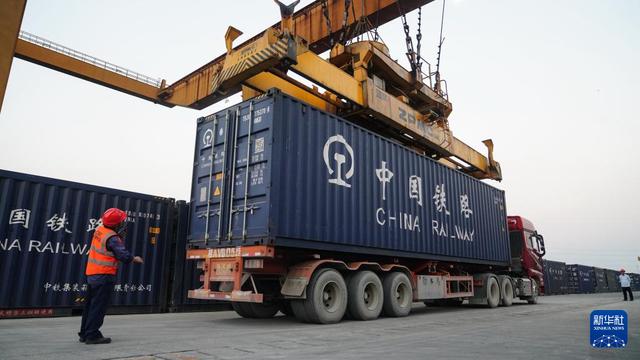 中国铁路南宁局开行西部陆海新通道铁海联运班列(图2)