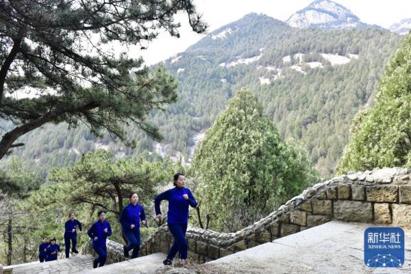 山东16名女消防员守护泰山(图11)