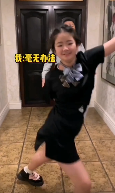 郭涛教女儿跳舞，才10岁身高就到爸爸耳朵，模样与哥哥神似