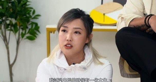 30岁女星被同行爆料出轨？当众邀男演员回房间，酒店密会1小时