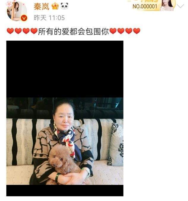 秦岚与妈妈同框，素颜出镜满脸胶原蛋白，母女俩模样相似