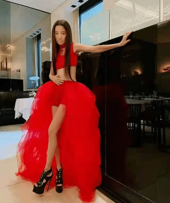 72岁设计师王薇薇独自过年，穿红色抹胸裙秀身材，长腿恨天高抢镜