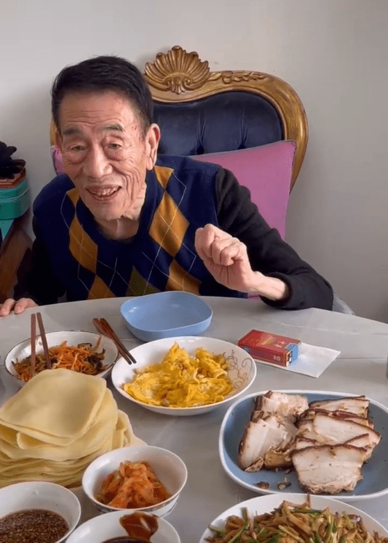 杨少华近照曝光，90岁瘦到脱相手腕骨头明显，夹菜手在颤抖