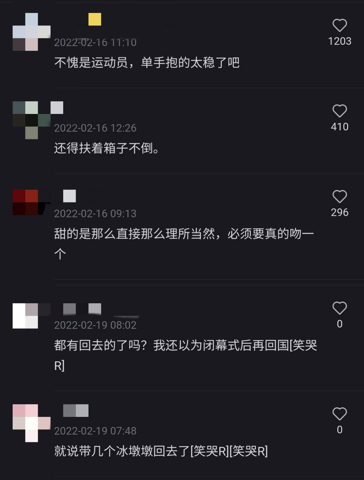 运动员刚回国被女友熊抱，单手搂住女方，摘掉口罩直接在机场热吻