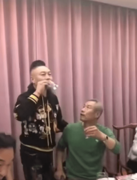 64岁老戏骨刘佩琦参加饭局，头发已全白喝得微醉，还给杨少华敬酒