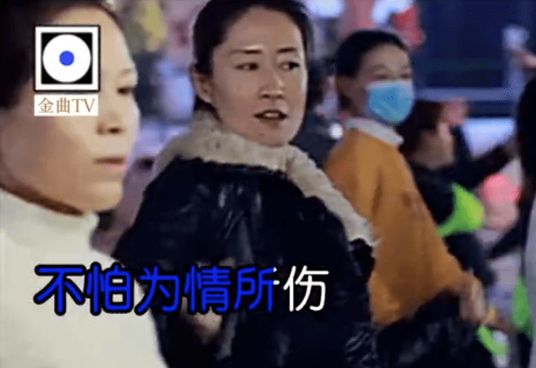 45岁刘敏涛现身跳广场舞，混在大妈里毫无违和感，皮肤白到发光