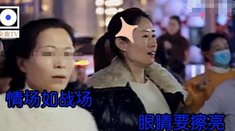 45岁刘敏涛现身跳广场舞，混在大妈里毫无违和感，皮肤白到发光