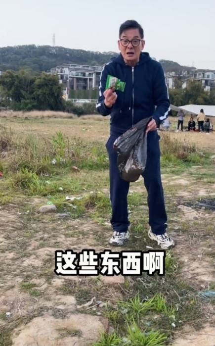 港星李国麟现身福州郊游，徒手捡4袋垃圾不嫌脏，67岁显老态