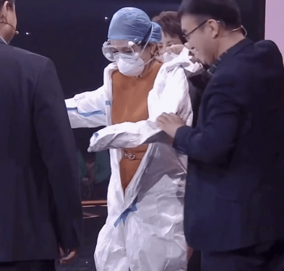 央视主持人朱迅穿防护服，闷到脱妆鼻子被压红，含泪感谢医护人员