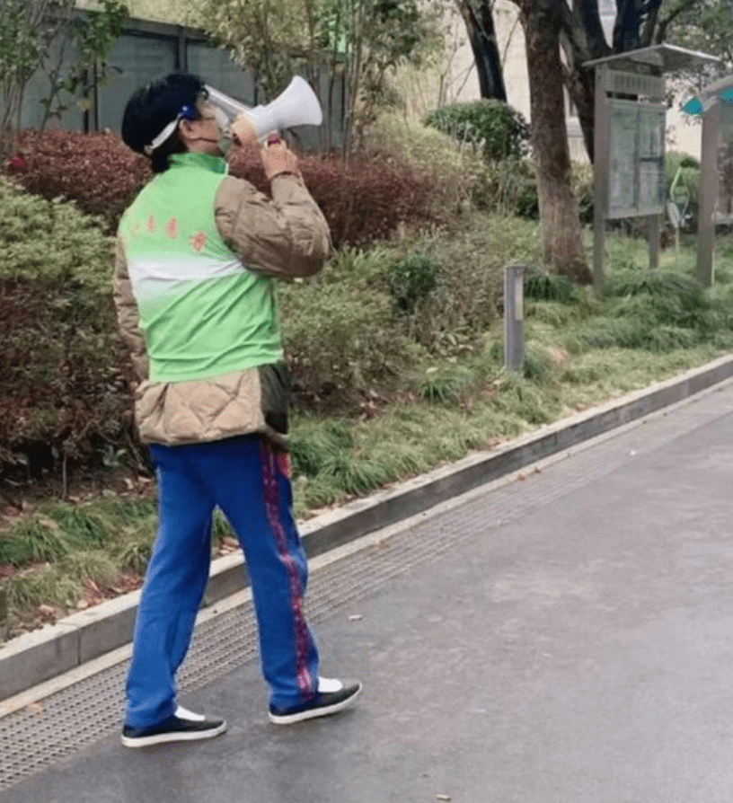 央视主持人朱迅穿防护服，闷到脱妆鼻子被压红，含泪感谢医护人员