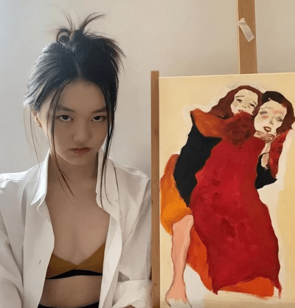 李嫣晒母女同框油画，打扮性感胸前仅一个蝴蝶结，气质与王菲神似