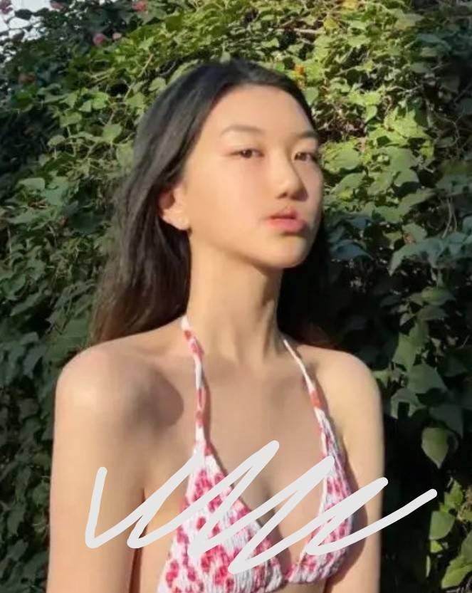 李嫣晒母女同框油画，打扮性感胸前仅一个蝴蝶结，气质与王菲神似