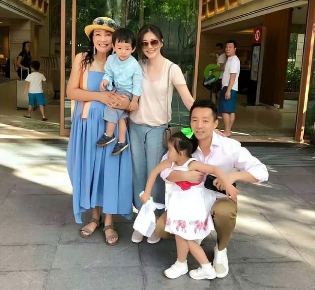 港媒曝大S聊天记录，感叹10年婚姻似坐牢，儿子哭喊不要爸爸回来