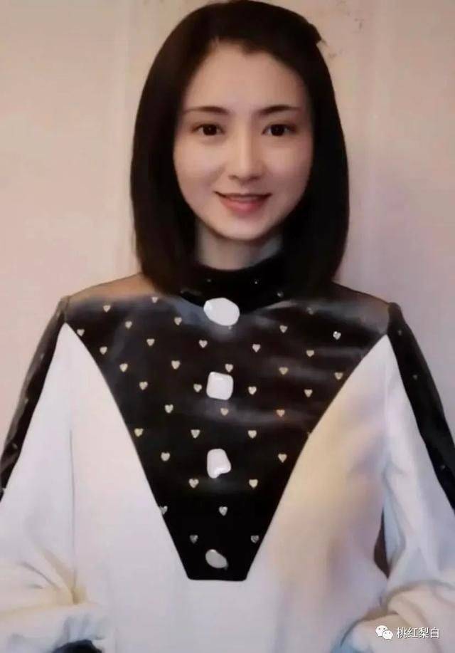 眉姐姐好好的一个大美女，颜值全折在丑衣服里了？