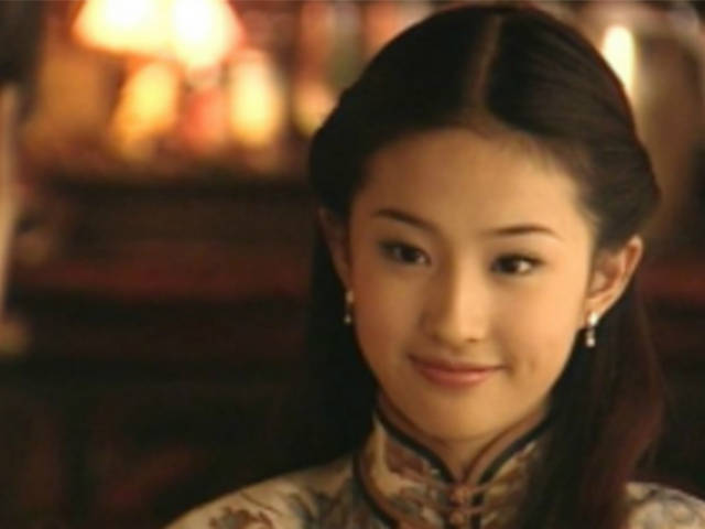 冻龄女神刘亦菲15岁花絮流出，彩色低胸连衣裙，发丝飞舞清纯可人