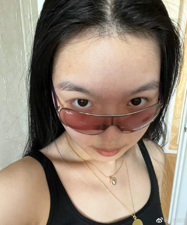 李咏19岁女儿对镜自拍，穿露脐装大方秀身材，亲妈赞其“素颜能打”