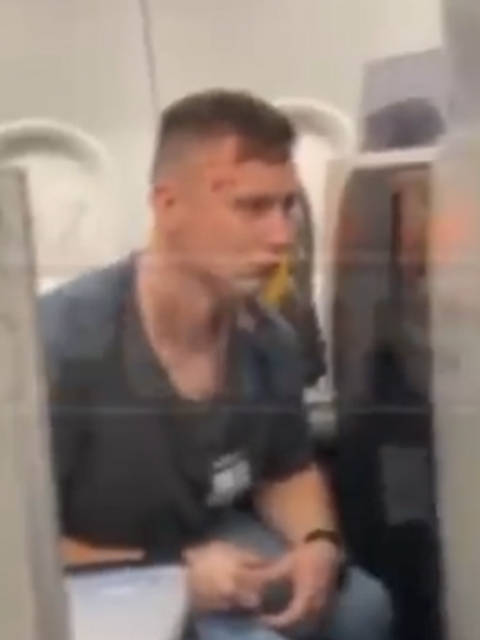 55岁拳王泰森遭醉酒男骚扰，在飞机上暴打对方，场面激烈！