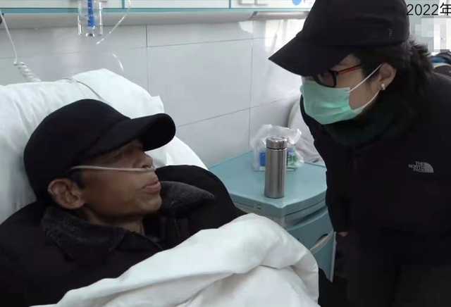 49岁袁立近照曝光，去医院看望病人，打扮朴素不在意形象