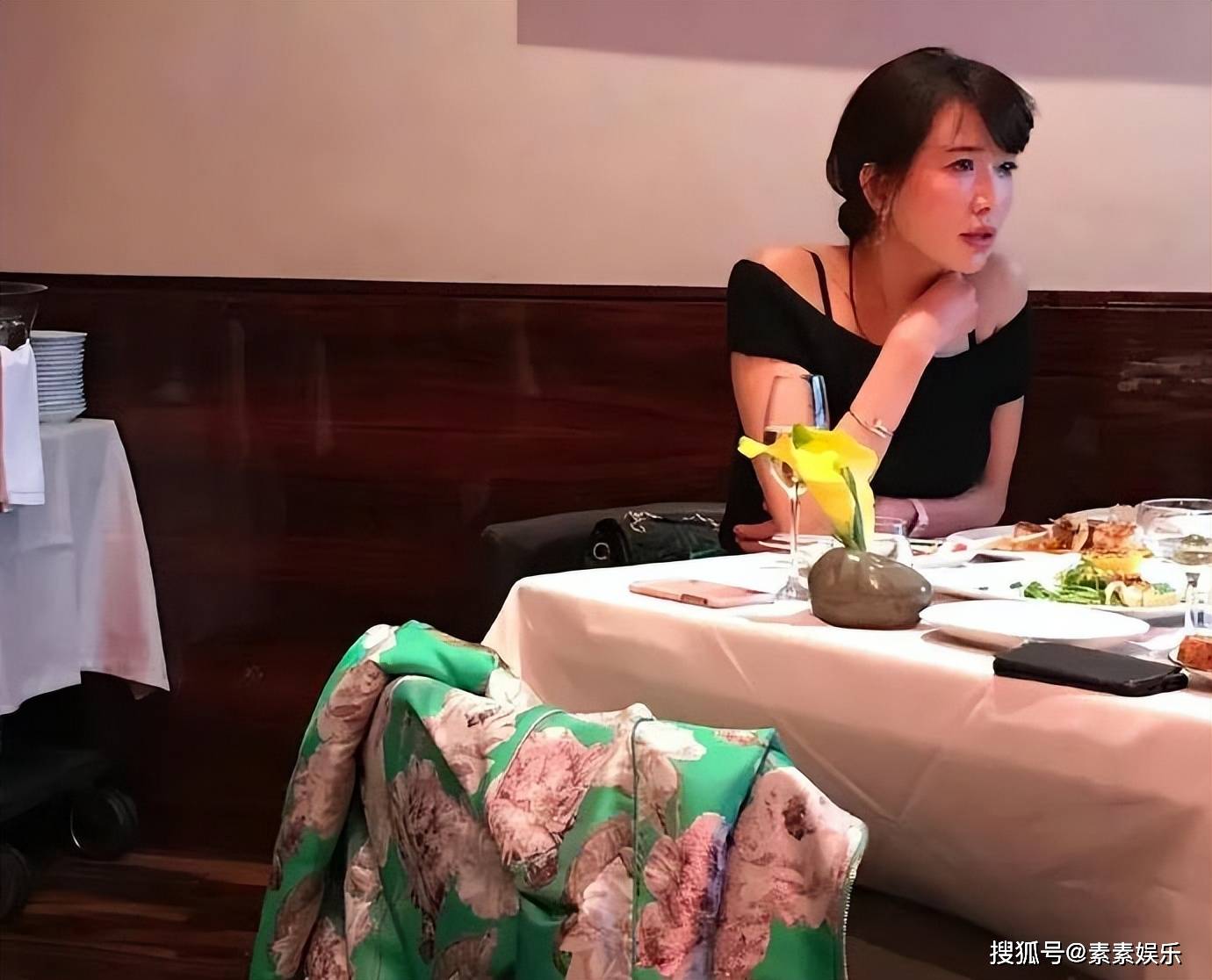 林志玲到餐厅吃饭：当妈妈后越来越温柔了，盘着头发很优雅