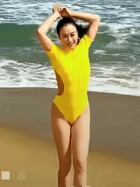 梦回经典，51岁钟丽缇晒海边泳装视频，再现“人鱼出水”名场面
